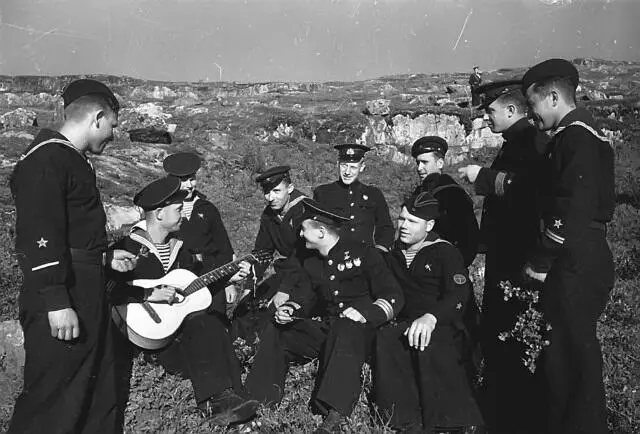Экипаж подводной лодки М172 летом 1942 года на отдыхе В центре - фото 81