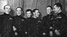Слева направо командир Бригады ПЛ капитан 1 ранга ИАКолышкин командир ПЛ - фото 138