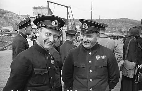 На соревнованиях яликов Сентябрь 1942 года Герой Советского Союза капитан 2 - фото 139