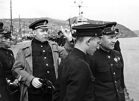 На соревнованиях яликов Сентябрь 1942 года Герой Советского Союза капитан 2 - фото 140