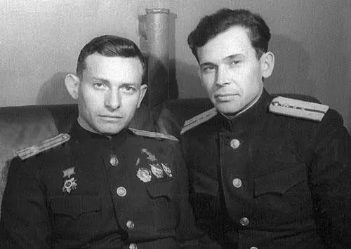 Герой Советского Союза капитан 2 ранга ИИФисанович с товарищем1944 год - фото 141
