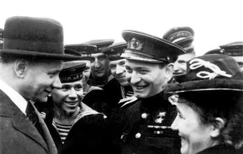 Посол СССР в Великобритании ФТГусев и Герой Советского Союза ИИ Фисановична - фото 142