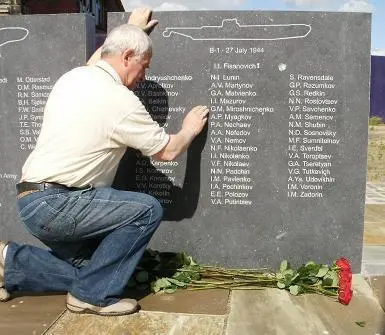 Тарас Фисанович у памятника советским подводникам в Данди Шотландия 11 июня - фото 193