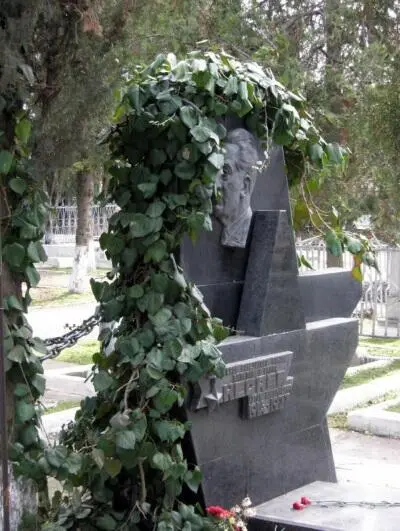 Кладбище Коммунаров Севастополь Бюст Героя Советского Союза АНКесаева - фото 155
