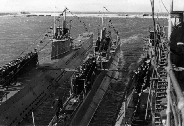 Подводные лодки Б35 Л5 С201 Щ201 и Б34 Л4 у борта плавбазы Нева - фото 252