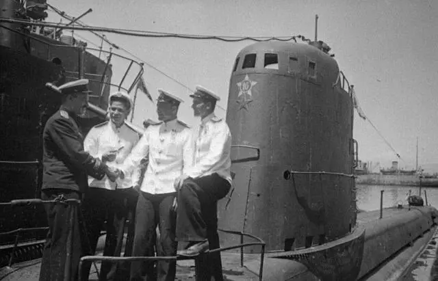 Командный состав М111 на палубе подводной лодки Первый слева командир - фото 288
