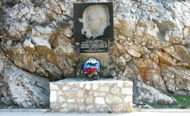 Мемориальная доска АВКрестовского в Балаклаве Братские могилы подводников - фото 333