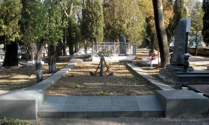Братские могилы подводников АГ21 слева Щ203 справа Кладбище Коммунаров - фото 334