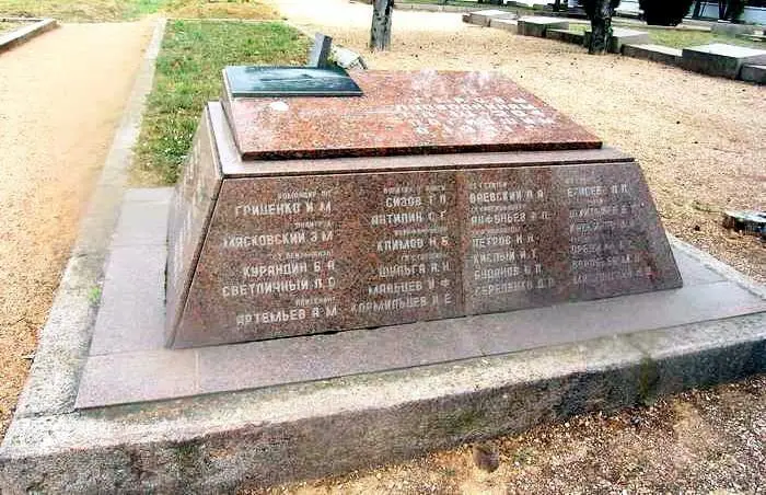 Братская могила подводников Щ204 Минога п Дергачи Севастополь - фото 336