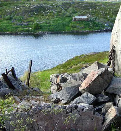 Остатки стелы в честь основания СФ Александровск Полярный2013 год - фото 149