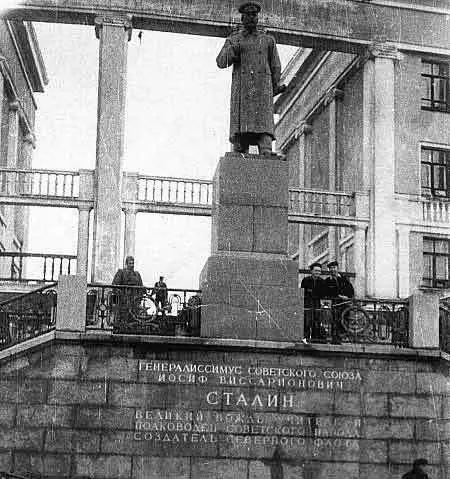 Памятник создателю Северного флота ИВСталину Полярный 1935 год На месте - фото 150