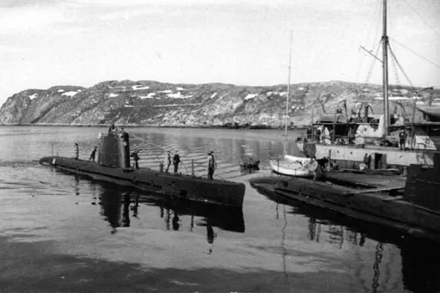 Подводная лодка М172 швартуется к ПЛ М174 1943 год На корпусе М172 - фото 190