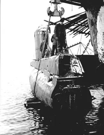 Подводная лодка XII серии заложена 29 мая 1937 года под стапельным номером 105 - фото 198