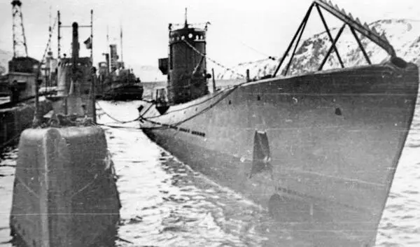 Подводная лодка Щ402 ошвартована первым корпусом и С102Полярный 1943 год - фото 227