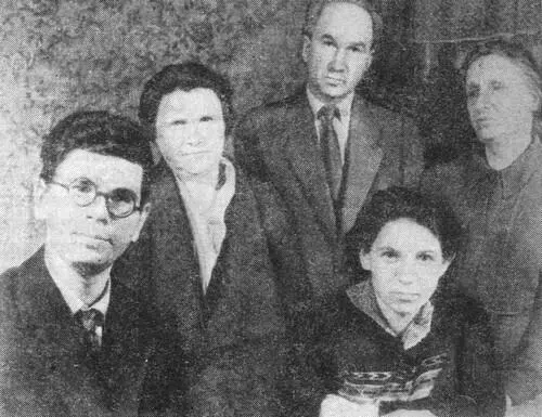 Семья Хоружих слева направо сын Веры Захаровны Сергей сестра Любовь брат - фото 15