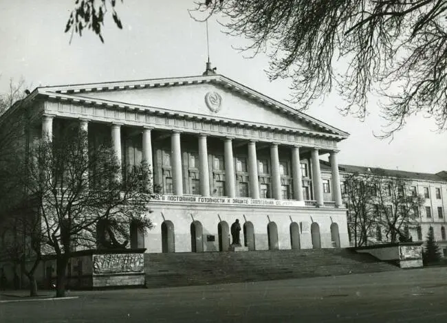 Главный вход Севастопольского ВВМИУ 1970е года Главный вход - фото 310