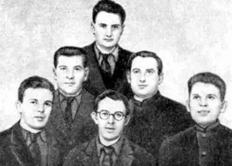 Участники работ по размагничиванию кораблей В первом ряду АР Регель ЮС - фото 357