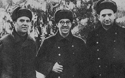 Справа налево ИВ Курчатов и сотрудники группы по размагничиванию кораблей - фото 358