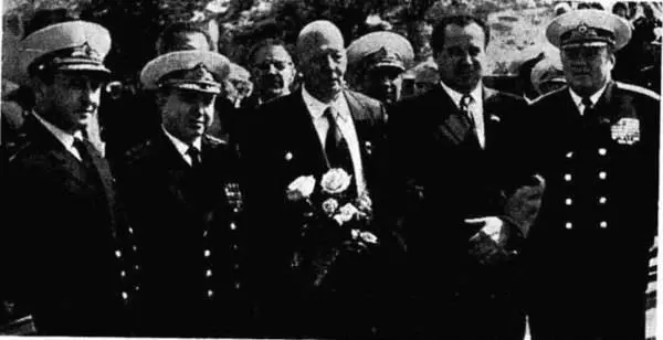 На открытии мемориального Памятного знака слева направо начальник СВВМИУ - фото 360