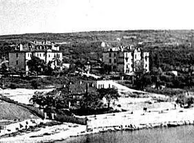 На переднем плане сохранившийся до 80х годов XX века дом Командующего ЧФ ВСЮР - фото 457