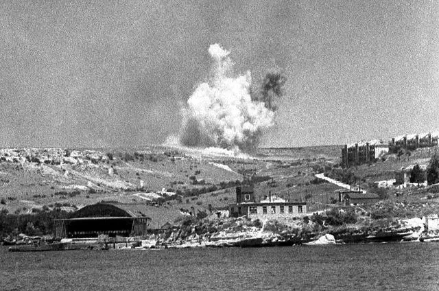Бухта Голландия Виден ангар летной школы 1941 год На втором плане здания - фото 461