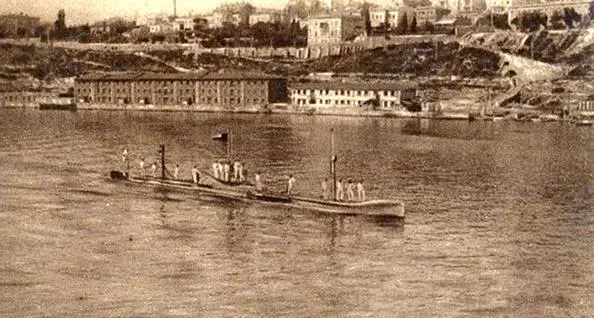 Подводная лодка Камбала в Южной бухте Севастополя 1908 год Подводная лодка - фото 182