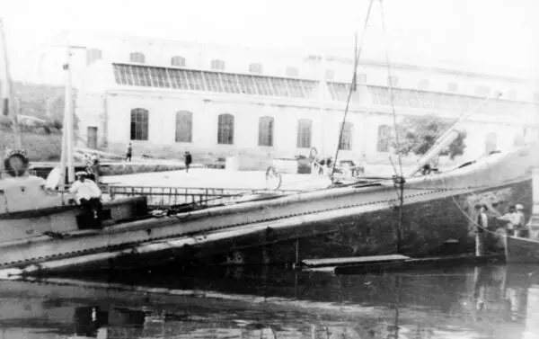 Подводная лодка Камбала в Южной бухте Севастополь 1908 год Поднятая - фото 185