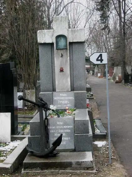 Могила НМБелкина в родовом имении Белкиных в Ярославской губернии 2009 год - фото 196