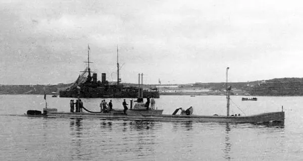 Подводная лодка Карась в Севастополе 1910 год на заднем плане эскадренный - фото 208