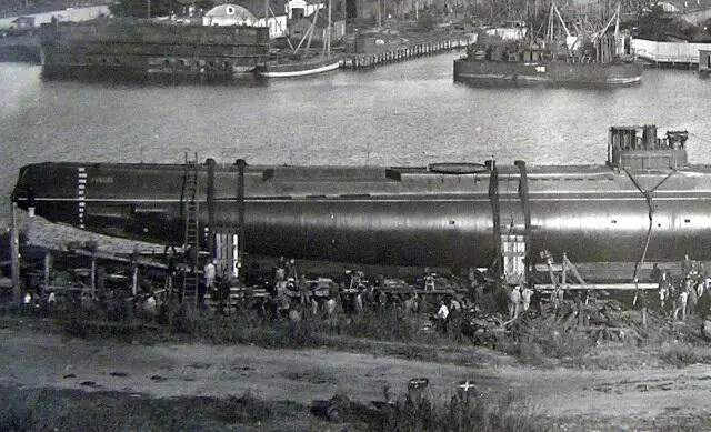 Подводная лодка Лебедь перед спуском на воду Николаев 1917 год Подводная - фото 265
