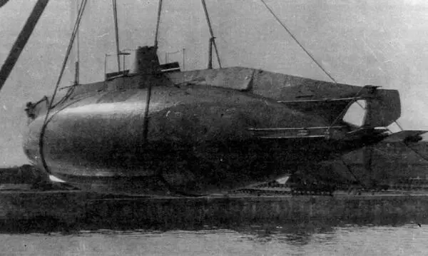 Спуск подводной лодки Лосось на воду 1905 год сентябрь Подводная лодка - фото 269
