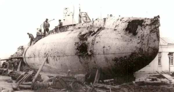 Подводная лодка Судак после подъема ЭПРОНом в 1932 году Подводная лодка - фото 287