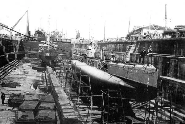 Подводная лодка Морж в ДОКе Севастополя Зима 19151916 гг Подводная лодка - фото 325