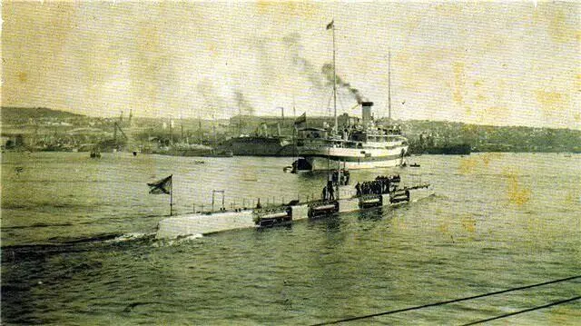 Подводная лодка Морж в Севастополе На заднем плане госпитальное судно - фото 326