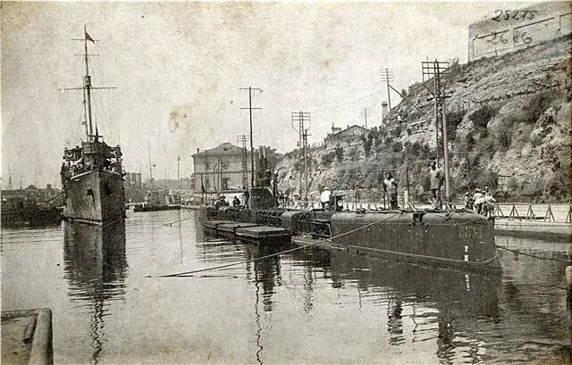 Подводная лодка Морж в Южной бухте Севастополя 1916 год Подводные лодки - фото 327