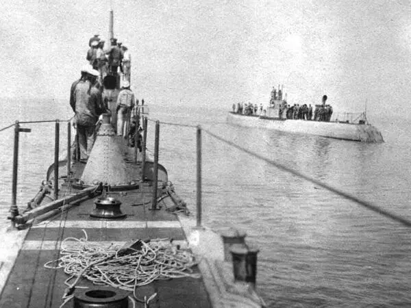 Подводная лодка Морж и минный заградитель Краб в море Подводная лодка - фото 331