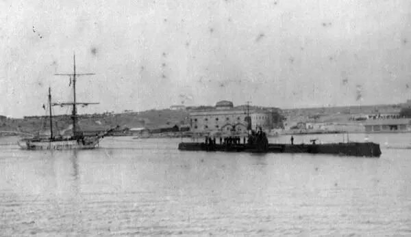 Подводная лодка Морж буксирует в Севастополь захваченный 26 июня 1916 года - фото 334