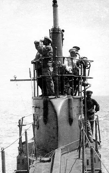 Морж в походе 1915 год Офицер на мостике в белой фуражке командир подводной - фото 336