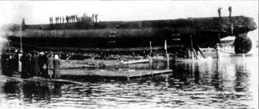 Спуск подводной лодки Нерпа на воду 15 августа 1913 года Гребные винты и - фото 378