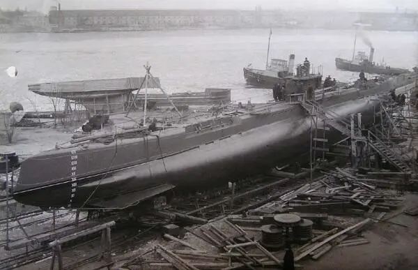 Подводная лодка Орлан в начале постройки на Мортоновском эллинге - фото 404