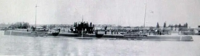 Подводная лодка Орлан выходит в море 1917 год Всплытие на понтонах носовой - фото 412