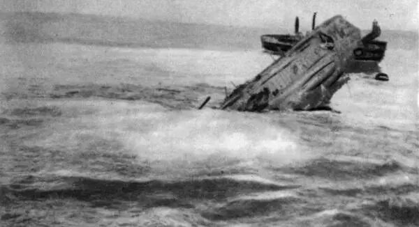 Всплытие на понтонах носовой части подводной лодки Орлан27 июня 1926 года - фото 413