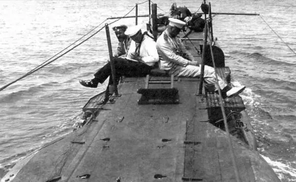 Подводная лодка Тюлень после всплытия 1915 год Подводники отдыхают на - фото 429