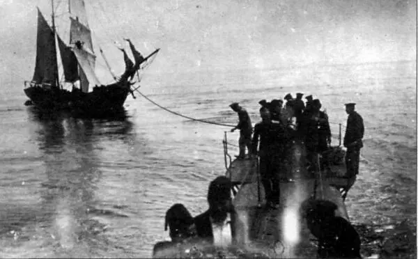 Подводная лодка Тюлень буксирует в Севастополь турецкий парусник с - фото 434