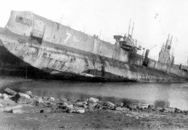 Подводная лодка Тюлень в ожидании разборки Бизерта Конец 1920х годов - фото 437