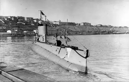 Подводная лодка АГ21 в бухте Севастополя Начало 1931 года Подводная лодка - фото 460