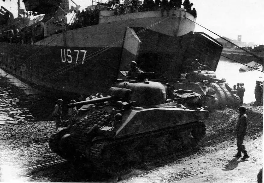 Выгрузка танков 14 из танкодесантного корабля Италия Анцио 23 мая 1944 - фото 37