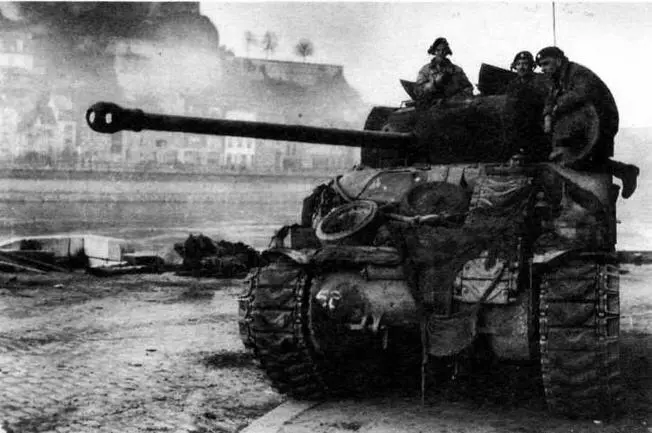 Sherman IIС 29й английской танковой бригады во время боя в Намюре Бельгия - фото 46