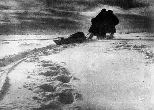 С поля боя Командующие армиями В Чуйков и В Кузнецов перед наступлением на - фото 17