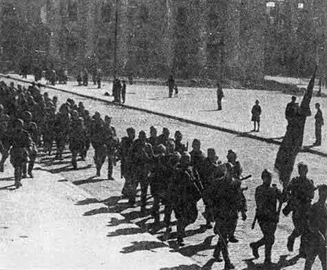 Вести из дома Герои боев Фигура МатериРодины на Пискаревском кладбище в - фото 32